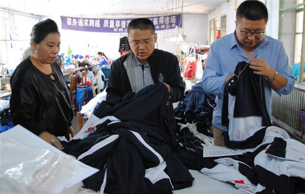 福州某学校300元校服,300元校服穿一天就破烂学校回应