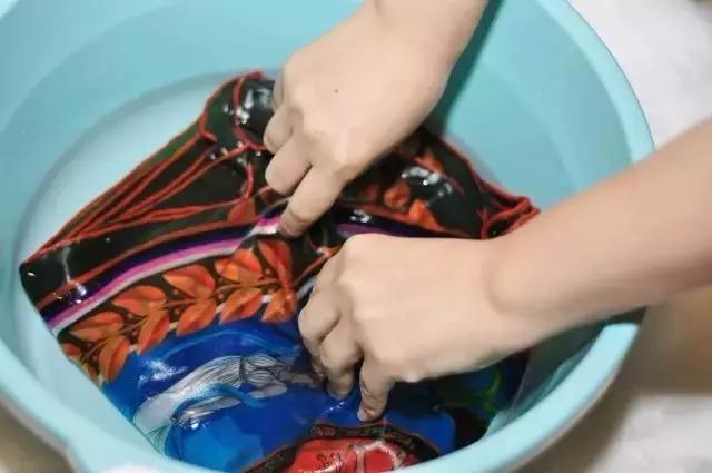 优雅中年女性丝巾,美丽丝巾精致女人必备