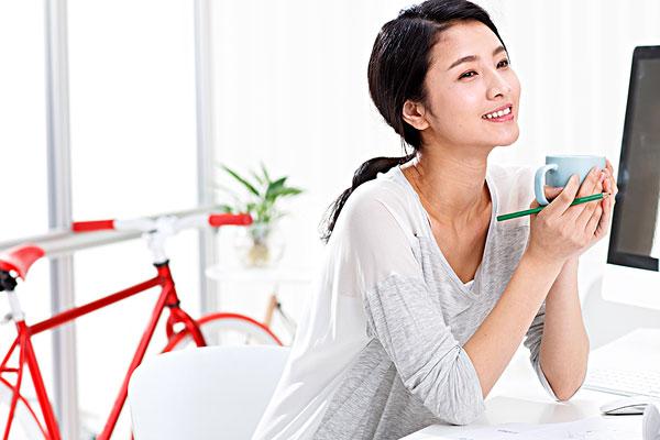 在鼻子上挤出的白色物质是什么,鼻子上的小疙瘩挤出来的白色东西