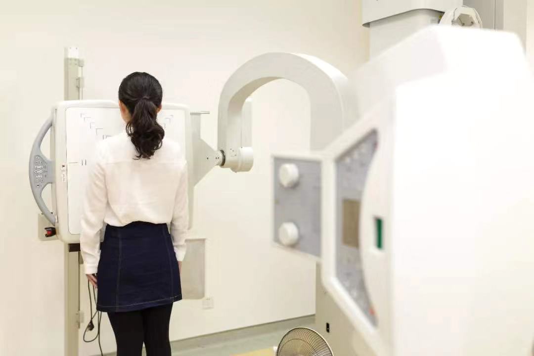 强直拍片能看出来么,拍脊柱x光片能看出强直吗