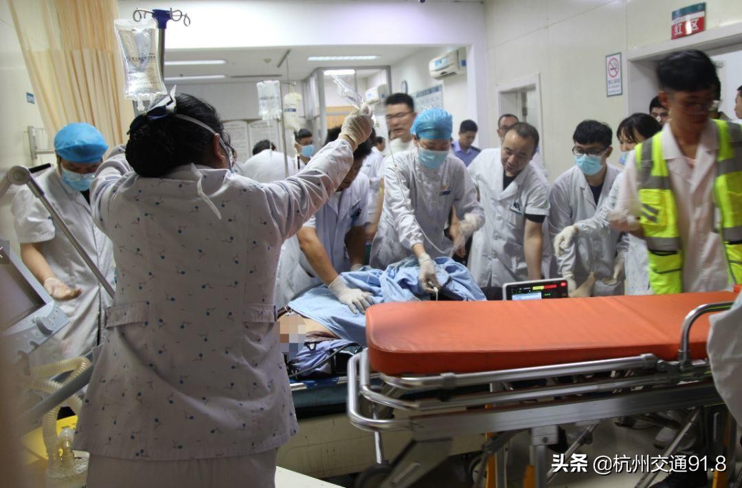 为掩护群众浙江两名警察中弹牺牲,浙江两警察中弹牺牲全部视频