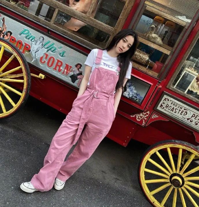 微胖女背带裤搭法,160120斤微胖女生穿搭粉色背带裤