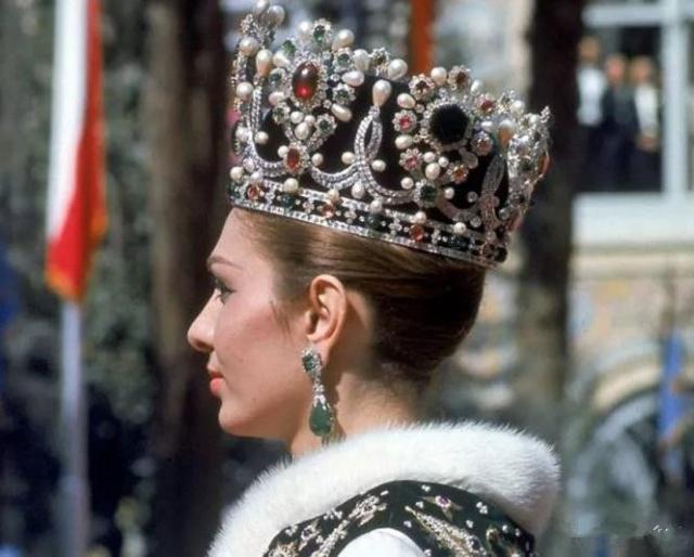 伊朗皇朝珠宝王冠,伊朗王室三大祖母绿皇冠