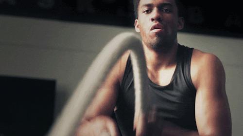 十字韧带撕裂又重回赛场的球员,保罗乔治右手肘韧带撕裂复出