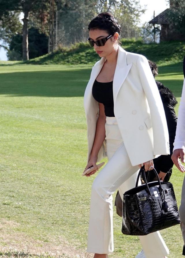 c罗在赛场亲吻乔治娜,c罗和女友乔治娜穿球衣合照图