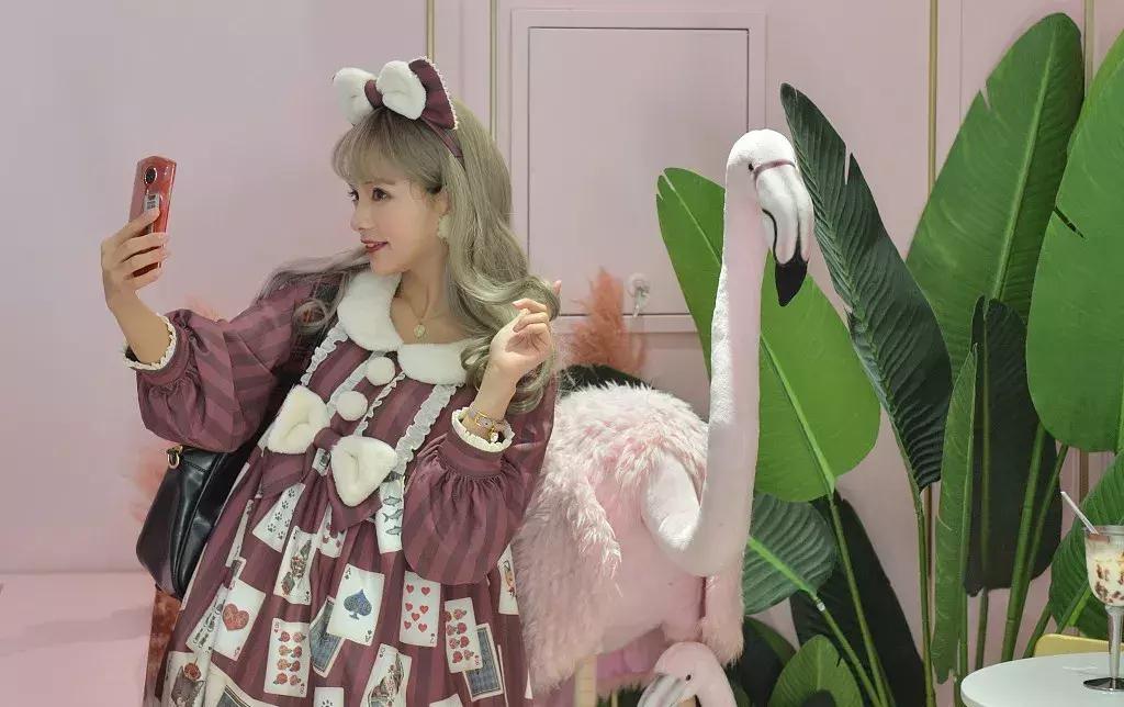 第一批00后女孩，已经不屑于穿AJ了