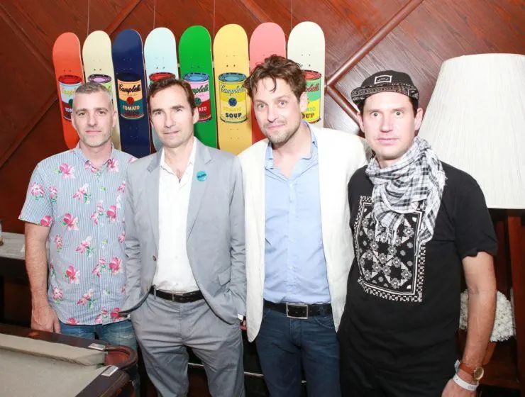 你是滑滑板还是赏滑板？买了艺术家联名的滑板不滑会被说装X吗？