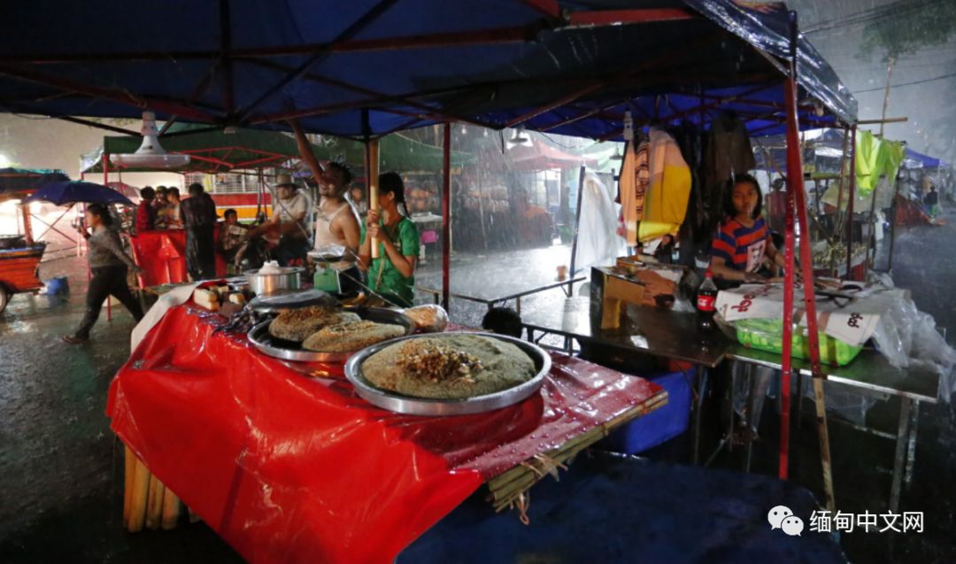 仰光雷雨，积水没过大腿，不少车子在水中“游”