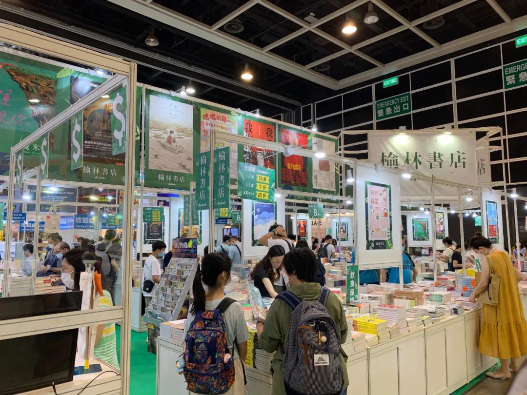香港亚洲博览馆后疫情时代,香港书展周日爆棚场内外人潮涌动