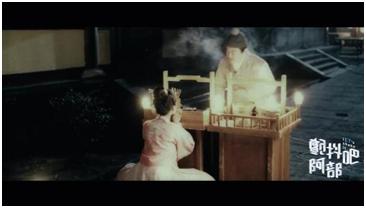 他爱上了自己的亲妹妹，不敢又不能，最后却爱得轰轰烈烈