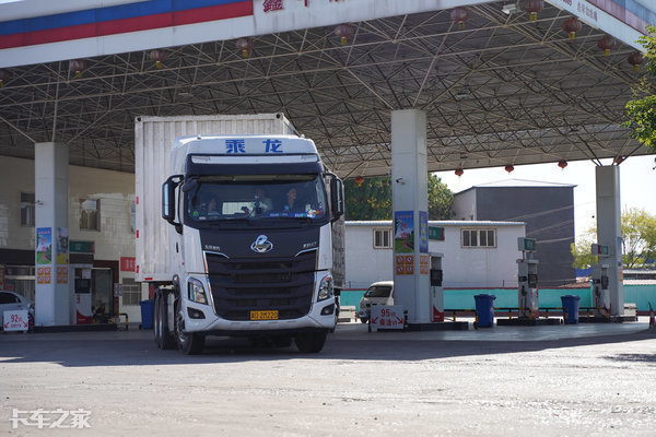 油价上涨卡车司机的无奈,买油卡加油