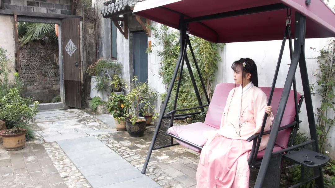 山崖上的徽派民宿,民宿古香古色的徽派民宿