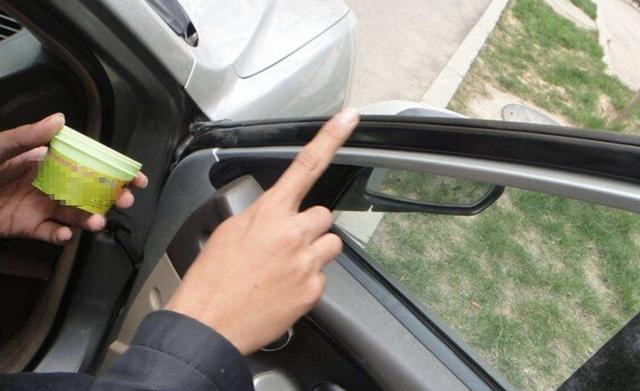 锁车以后车钥匙忘后备箱怎么办,锁车后钥匙忘在车内怎么办