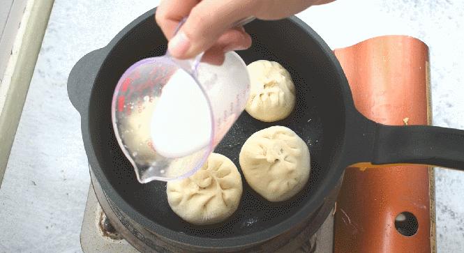 外酥里嫩满口汤汁的生煎包,外酥里嫩鲜香入味营养健康