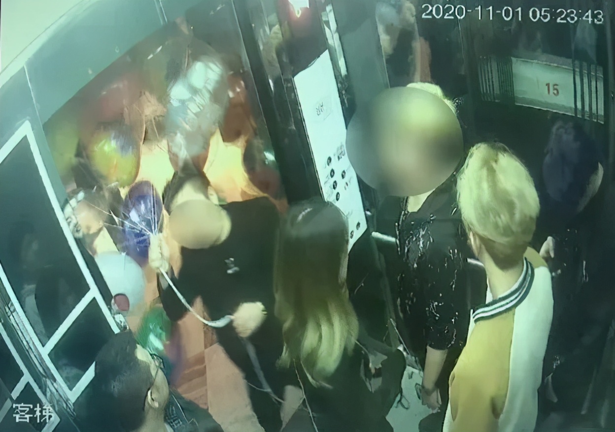 一开门就爆炸,一打开手机消息都炸了