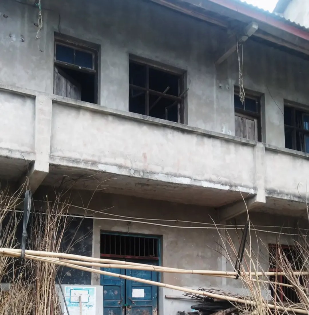 八九十年代的老瓦房，长年无人居住，确权登记时户主该写谁的名字