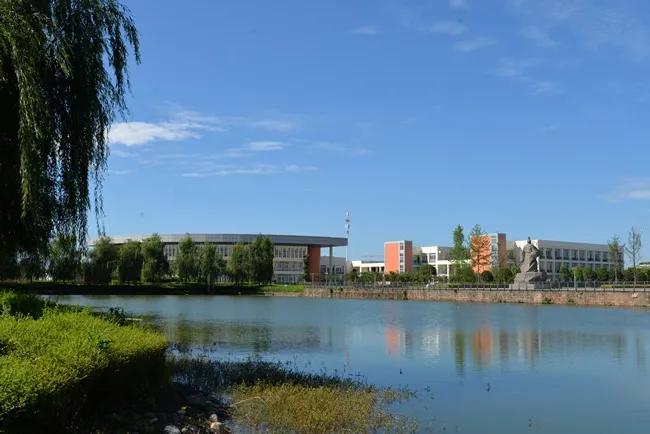 四川一大学被称为高校版“水上威尼斯”，坐落于千古奇迹都江堰