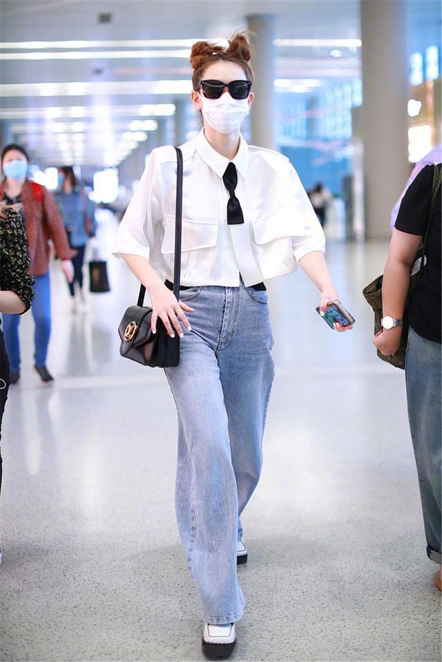 秋冬小个子五五分身材牛仔裤穿搭,时尚双背带牛仔裤显瘦又减龄