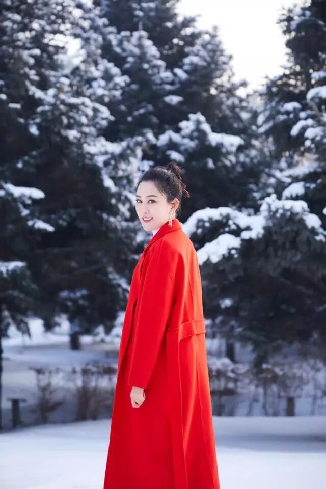 38岁马苏戴口罩现身，穿皮草配紧身裤可爱减龄，只是帽子有点显老