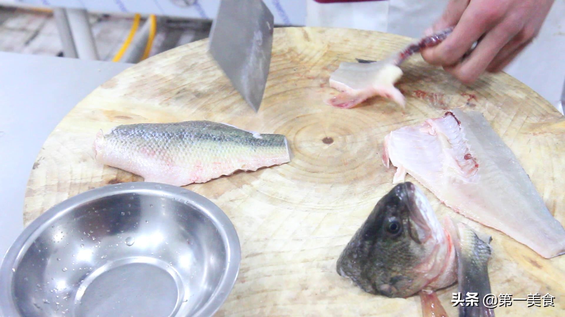 为什么饭店的鱼片滑嫩还不碎？关键在这一步，厨师长教你技巧