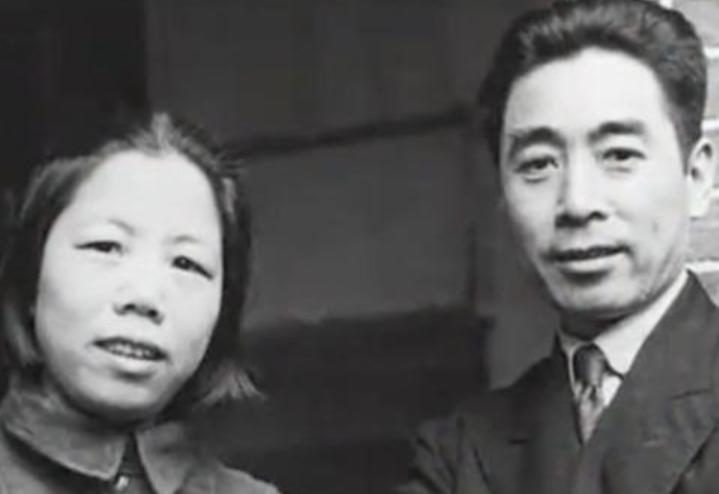 周总理最后2年，体重61斤平均40天一场手术，临终前苦等发妻