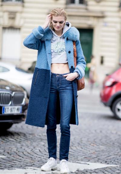 秋冬季节卫衣单穿有些冷，加件外套一起穿，舒适时尚又有范儿