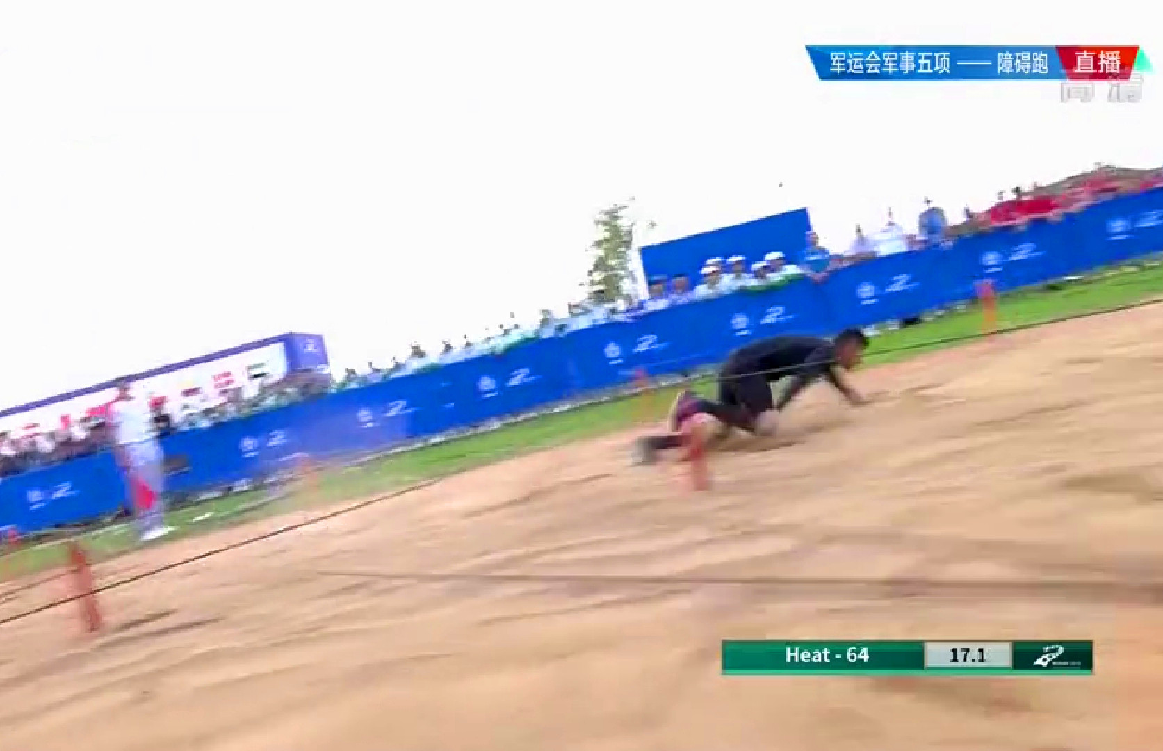 太帅了！军运会障碍跑男选手肌肉亮眼，跑完后躺垫“挣扎”太抢镜