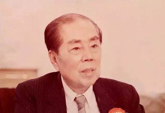 曹德旺被人看不起,曹德旺为啥看不起李嘉诚