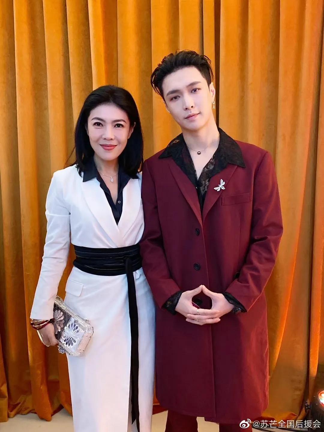 肖战刘亦菲热巴,微博之夜肖战刘亦菲领奖全过程