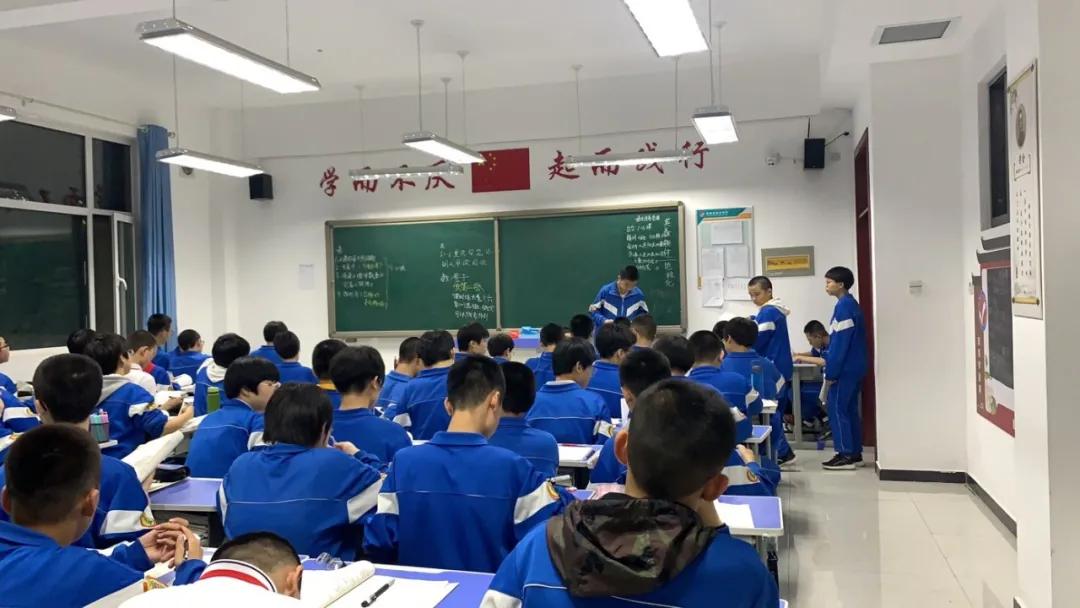 晚自习同学们在争分夺秒的学习,自习课上同学们都在埋头复习