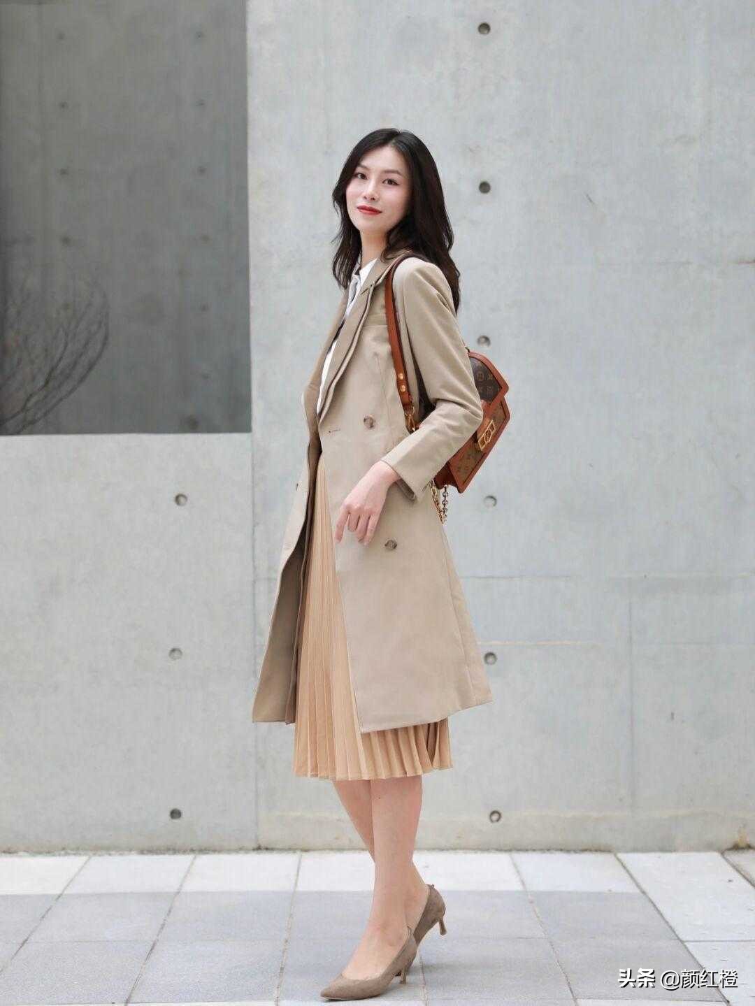 驼色长款冬季风衣的最佳搭配,秋天穿不厌的风衣驼色款更经典