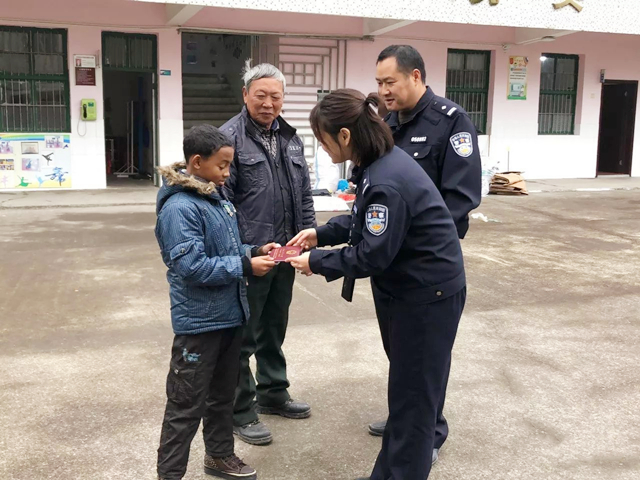 11年前,浙江农村奶奶收养了黑人小男孩巴比,如今怎么样了?