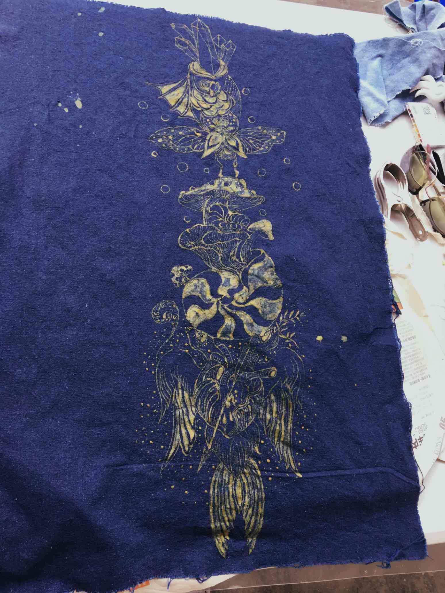 蜡染属于印染方法,蜡染传统印染工艺