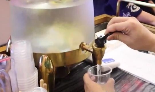 女子4000块保温杯被开水烫坏,高科技水杯被服务员倒热水