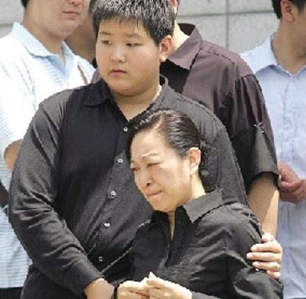 曾是央视国脸，去世11年母亲至今不知，妻子改嫁富商儿子成这样