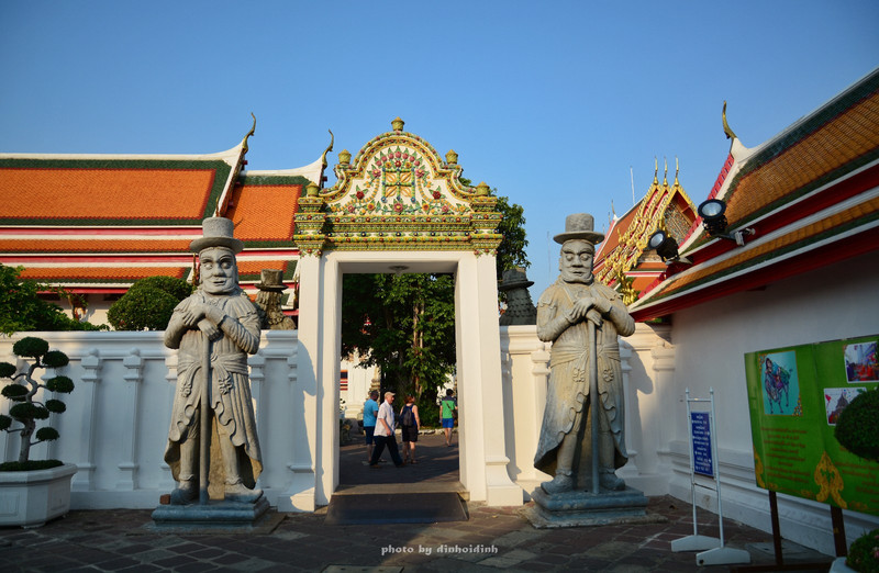 曼谷卧佛寺庙在哪里,曼谷卧佛在卧佛寺里面哪里