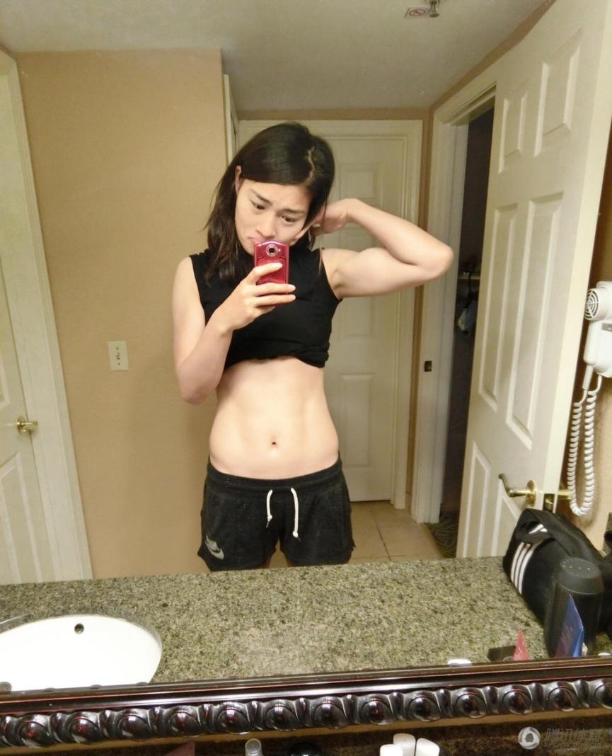 中国男足女足腹肌对比图,女足队员的腹肌和男足队员的体型