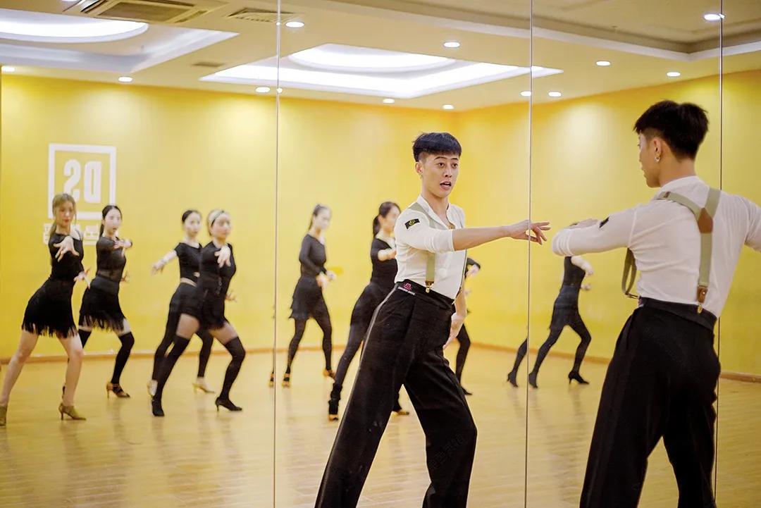 教你5招解决跳舞僵硬不自然,跳舞动作总是不清晰怎么练