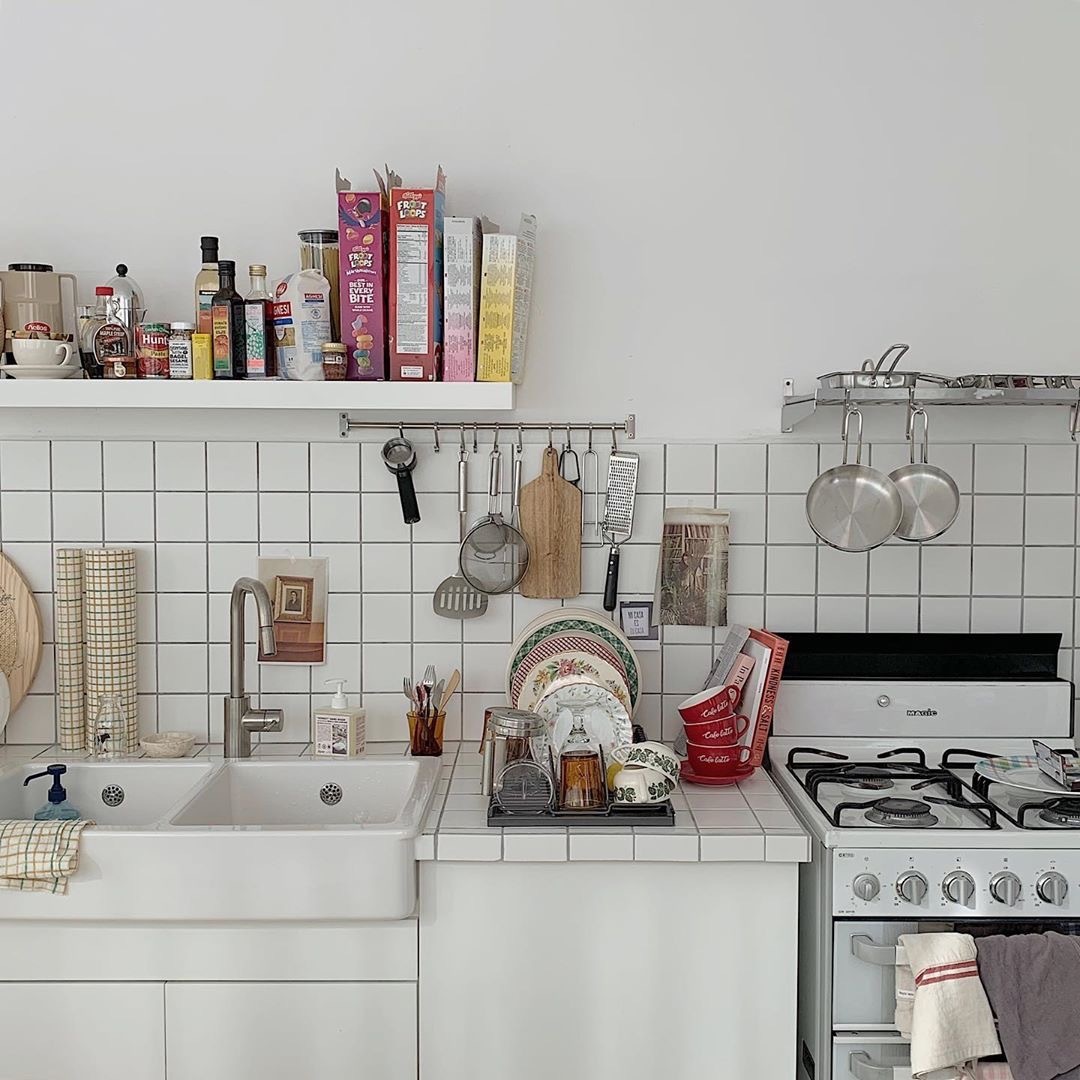 她很文静，高三时我经常摸她，总觉得她的皮肤比我凉，后来……