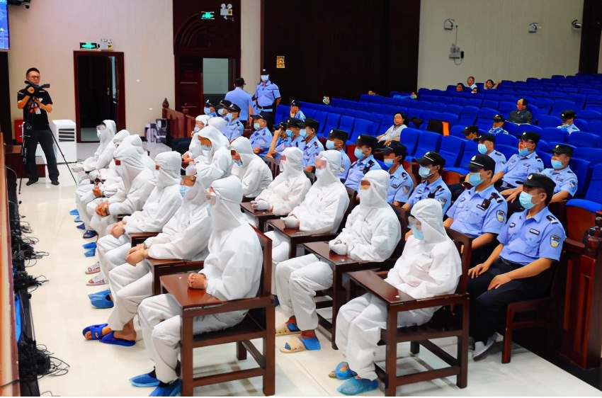 街头火拼持枪真实视频,当街持枪火拼撞死无辜路人