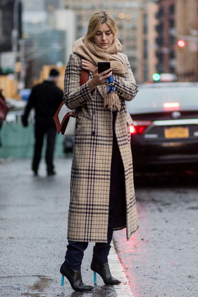 外套+围巾不怕不会戴，只怕配错色，学会巧配色才能增添好气质