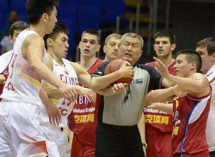 姚明分析中国男篮面临低谷的原因,中国男篮比赛现场直播全场姚明