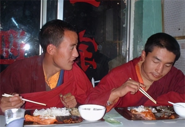 闈掑北缁挎按鎵嶆槸鍋ュ悍闀垮鏍规湰淇濊瘉,闈掑北缁挎按涓嶅骞冲钩瀹夊畨