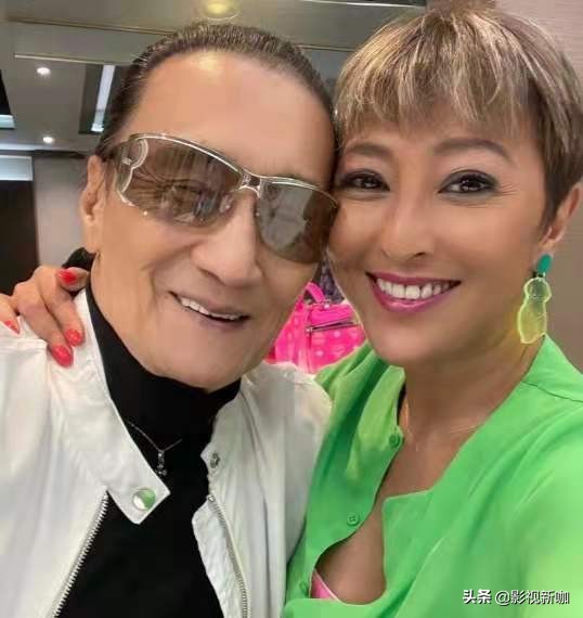 谢贤1993年拜年,谢贤拥抱孙子