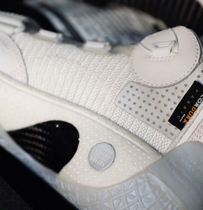 韦德之道九低帮是全掌碳板吗,韦德之道8是高配全掌䨻吗