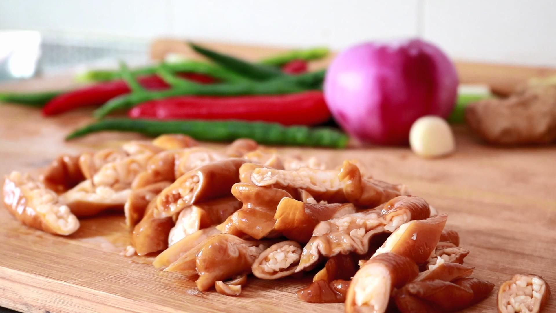 猪大肠要怎么处理才能又脆又好吃,猪大肠的正确清洗方法视频