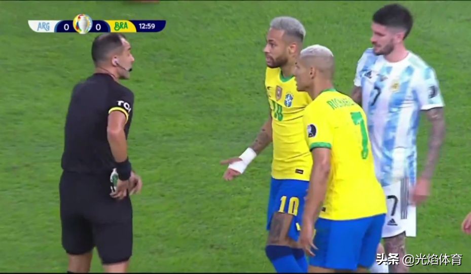梅西进球内马尔被砸,内马尔球袜脚被踢破