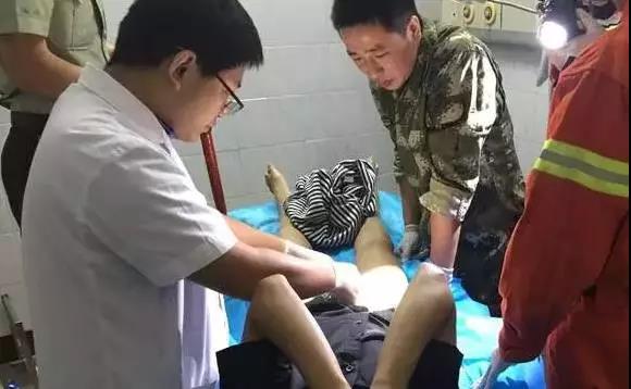 不忍直视！老哥直肠塞进直径7cm广口玻璃杯！这回菊花真的残了