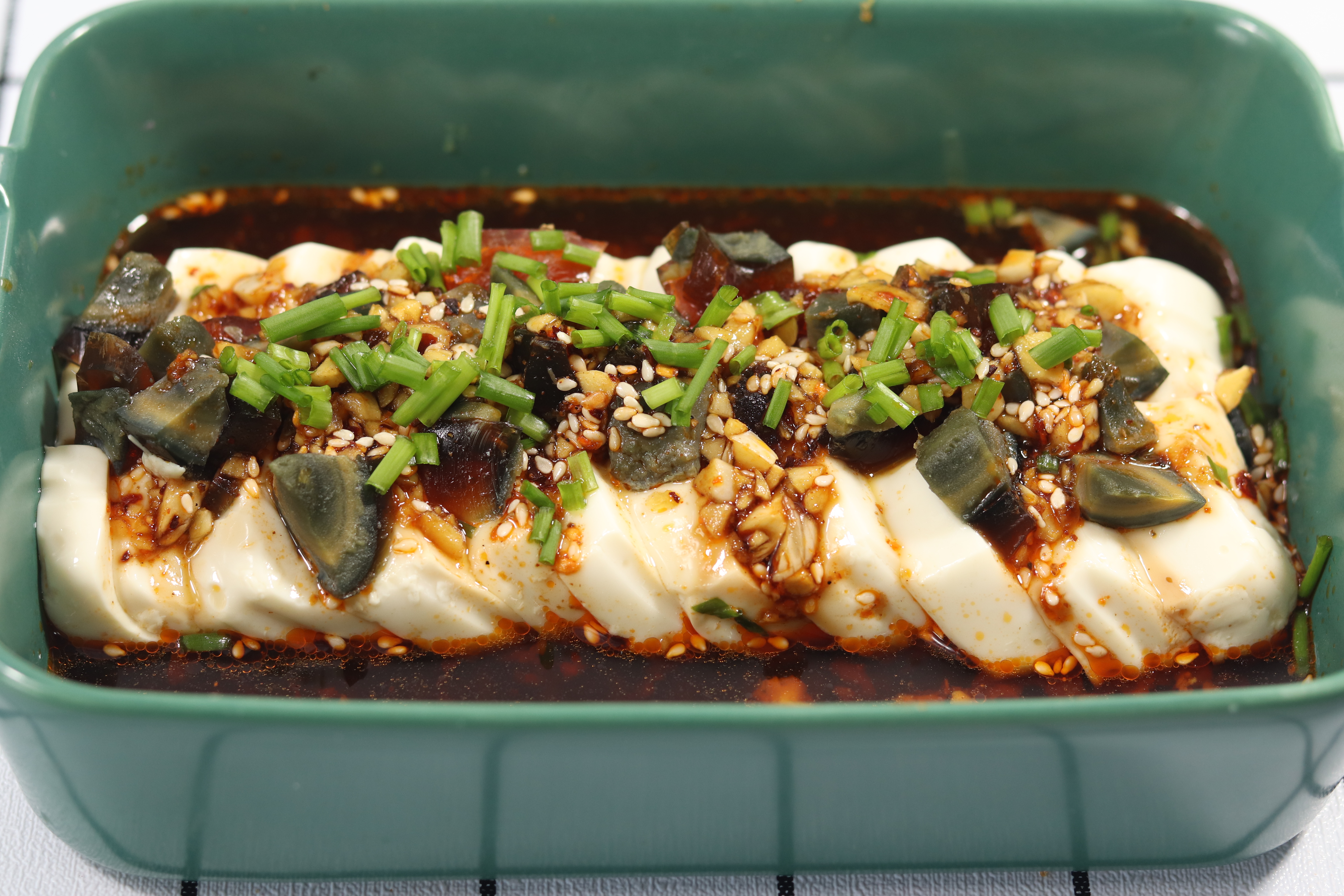 切皮蛋总粘刀，拌豆腐又出水？记住一招，教你做出完美皮蛋豆腐