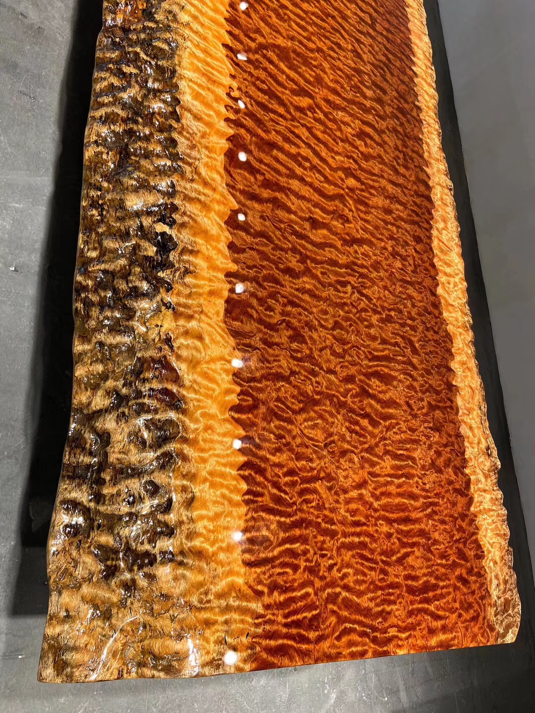 成都土豪50岁娶媳妇，聘礼给70吨，整整5卡车，漂洋过海太浩大